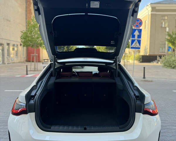 Белый БМВ i4, объемом двигателя 0 л и пробегом 33 тыс. км за 34500 $, фото 55 на Automoto.ua