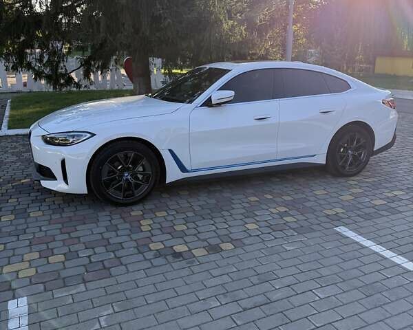 Белый БМВ i4, объемом двигателя 0 л и пробегом 39 тыс. км за 37000 $, фото 2 на Automoto.ua
