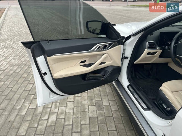 Белый БМВ i4, объемом двигателя 0 л и пробегом 20 тыс. км за 31300 $, фото 14 на Automoto.ua