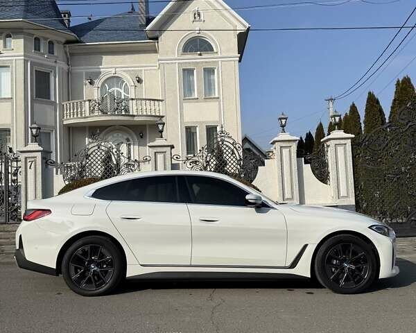 Белый БМВ i4, объемом двигателя 0 л и пробегом 5 тыс. км за 36900 $, фото 4 на Automoto.ua