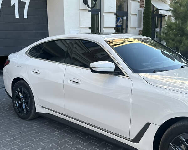 Белый БМВ i4, объемом двигателя 0 л и пробегом 33 тыс. км за 34500 $, фото 25 на Automoto.ua