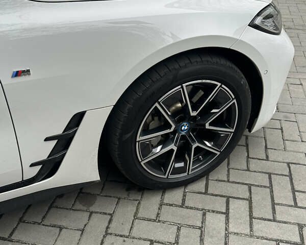 Белый БМВ i4, объемом двигателя 0 л и пробегом 45 тыс. км за 42250 $, фото 10 на Automoto.ua