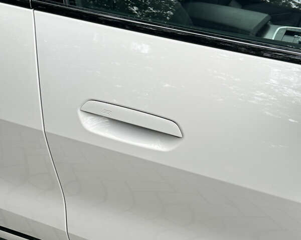 Белый БМВ i4, объемом двигателя 0 л и пробегом 45 тыс. км за 42250 $, фото 9 на Automoto.ua