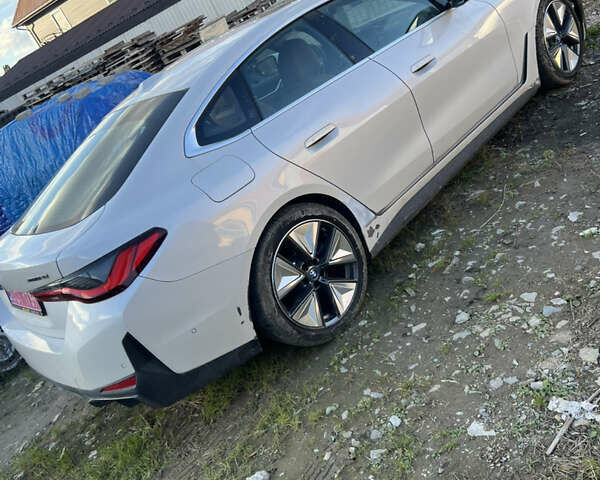 Белый БМВ i4, объемом двигателя 0 л и пробегом 17 тыс. км за 30500 $, фото 3 на Automoto.ua
