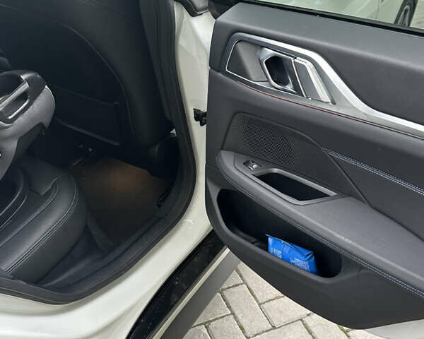 Белый БМВ i4, объемом двигателя 0 л и пробегом 45 тыс. км за 42250 $, фото 13 на Automoto.ua