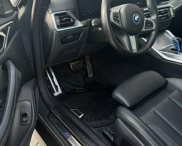 Серый БМВ i4, объемом двигателя 0 л и пробегом 22 тыс. км за 39500 $, фото 5 на Automoto.ua