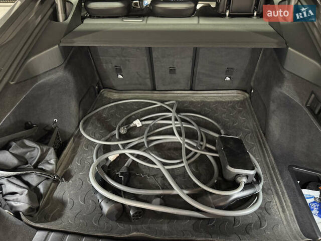 Серый БМВ i4, объемом двигателя 0 л и пробегом 46 тыс. км за 45500 $, фото 30 на Automoto.ua