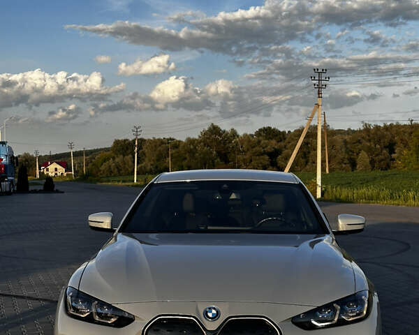 Серый БМВ i4, объемом двигателя 0 л и пробегом 31 тыс. км за 51290 $, фото 2 на Automoto.ua