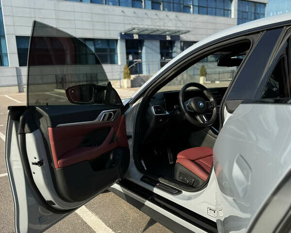 Серый БМВ i4, объемом двигателя 0 л и пробегом 4 тыс. км за 45000 $, фото 18 на Automoto.ua