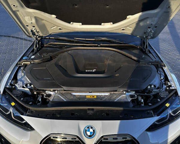 Серый БМВ i4, объемом двигателя 0 л и пробегом 31 тыс. км за 51290 $, фото 12 на Automoto.ua