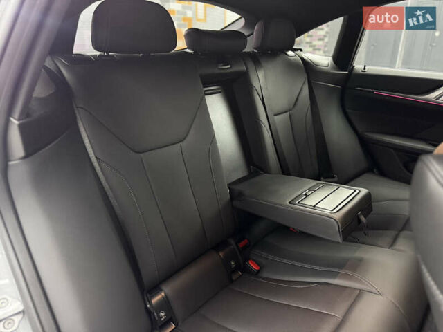 Серый БМВ i4, объемом двигателя 0 л и пробегом 25 тыс. км за 47500 $, фото 65 на Automoto.ua
