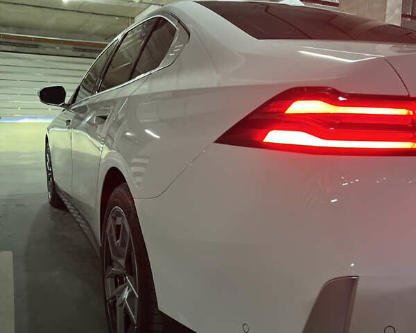 Белый БМВ i5, объемом двигателя 0 л и пробегом 7 тыс. км за 57000 $, фото 9 на Automoto.ua