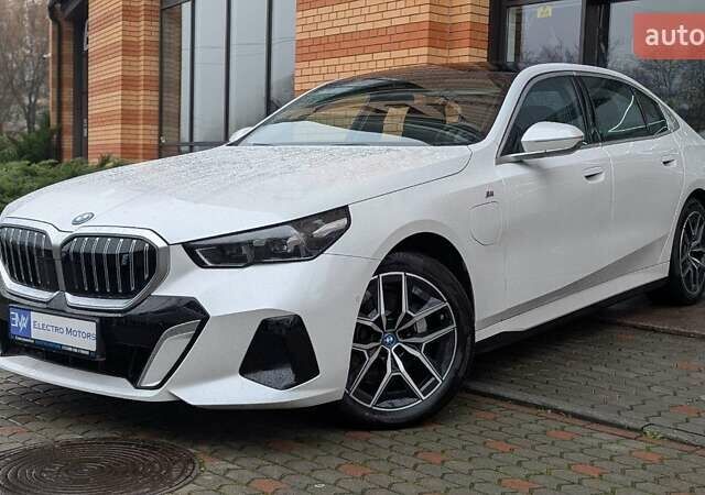 Белый БМВ i5, объемом двигателя 0 л и пробегом 11 тыс. км за 43999 $, фото 2 на Automoto.ua