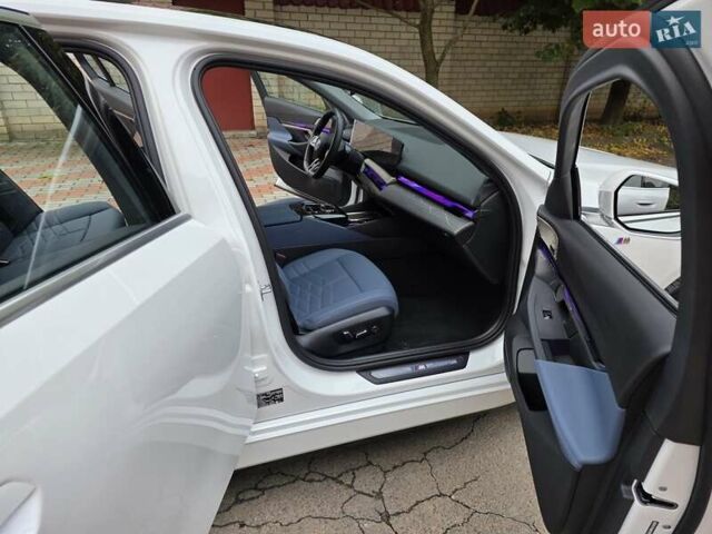 Белый БМВ i5, объемом двигателя 0 л и пробегом 3 тыс. км за 49999 $, фото 52 на Automoto.ua