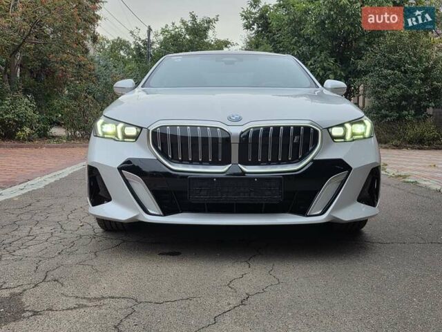 Белый БМВ i5, объемом двигателя 0 л и пробегом 3 тыс. км за 49999 $, фото 3 на Automoto.ua