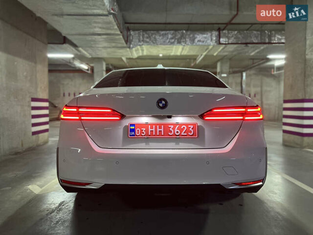 Белый БМВ i5, объемом двигателя 0 л и пробегом 7 тыс. км за 57000 $, фото 7 на Automoto.ua