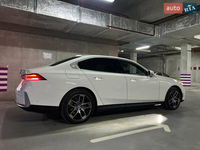 Белый БМВ i5, объемом двигателя 0 л и пробегом 7 тыс. км за 57000 $, фото 6 на Automoto.ua