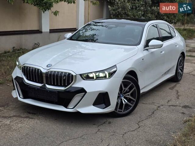 Белый БМВ i5, объемом двигателя 0 л и пробегом 3 тыс. км за 49999 $, фото 1 на Automoto.ua