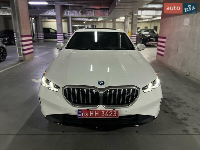 Белый БМВ i5, объемом двигателя 0 л и пробегом 7 тыс. км за 57000 $, фото 2 на Automoto.ua