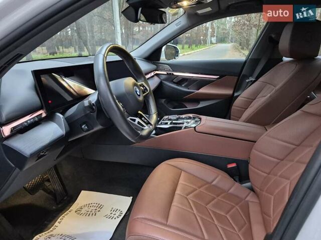 Белый БМВ i5, объемом двигателя 0 л и пробегом 18 тыс. км за 44950 $, фото 1 на Automoto.ua