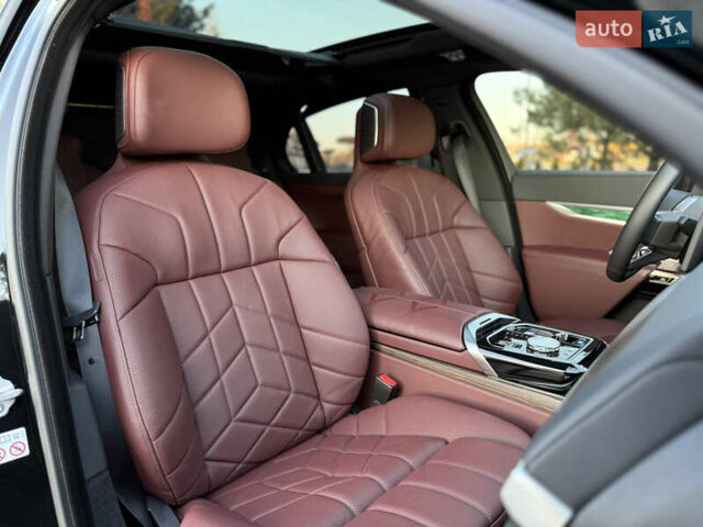 Черный БМВ i7, объемом двигателя 0 л и пробегом 36 тыс. км за 107000 $, фото 104 на Automoto.ua