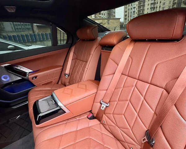 Черный БМВ i7, объемом двигателя 0 л и пробегом 22 тыс. км за 92000 $, фото 15 на Automoto.ua