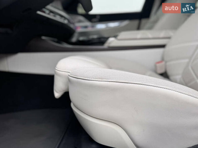 Черный БМВ i7, объемом двигателя 0 л и пробегом 12 тыс. км за 88000 $, фото 31 на Automoto.ua