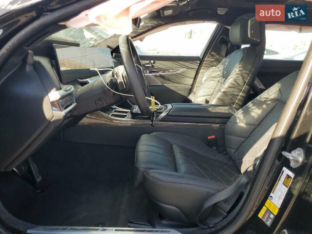 Черный БМВ i7, объемом двигателя 0 л и пробегом 9 тыс. км за 38800 $, фото 4 на Automoto.ua
