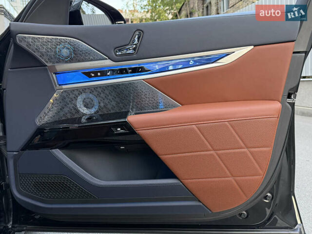 Черный БМВ i7, объемом двигателя 0 л и пробегом 1 тыс. км за 190000 $, фото 74 на Automoto.ua