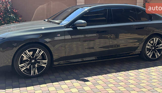 Серый БМВ i7, объемом двигателя 0 л и пробегом 31 тыс. км за 115000 $, фото 3 на Automoto.ua