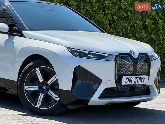 Белый БМВ iX, объемом двигателя 0 л и пробегом 64 тыс. км за 45999 $, фото 9 на Automoto.ua