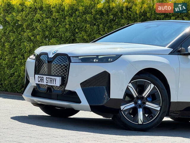 Белый БМВ iX, объемом двигателя 0 л и пробегом 64 тыс. км за 45999 $, фото 12 на Automoto.ua