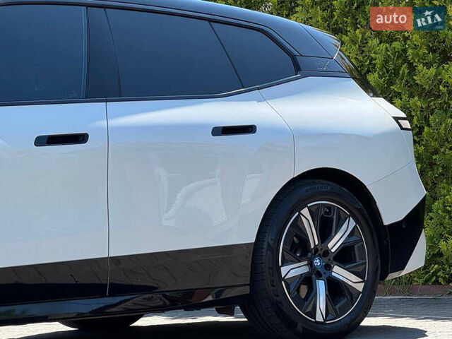 Белый БМВ iX, объемом двигателя 0 л и пробегом 64 тыс. км за 45999 $, фото 16 на Automoto.ua