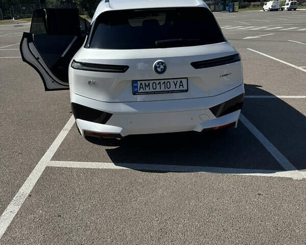 Белый БМВ iX, объемом двигателя 0 л и пробегом 48 тыс. км за 55000 $, фото 2 на Automoto.ua