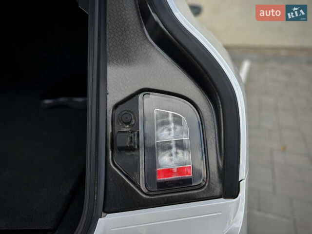 Белый БМВ iX, объемом двигателя 0 л и пробегом 70 тыс. км за 45999 $, фото 57 на Automoto.ua