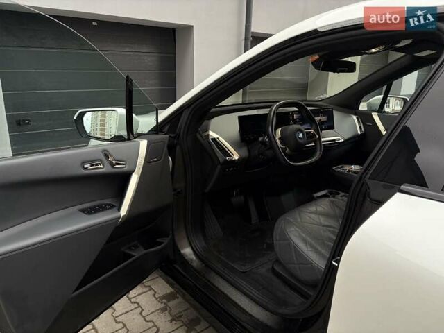 Білий БМВ iX, об'ємом двигуна 0 л та пробігом 90 тис. км за 42990 $, фото 38 на Automoto.ua