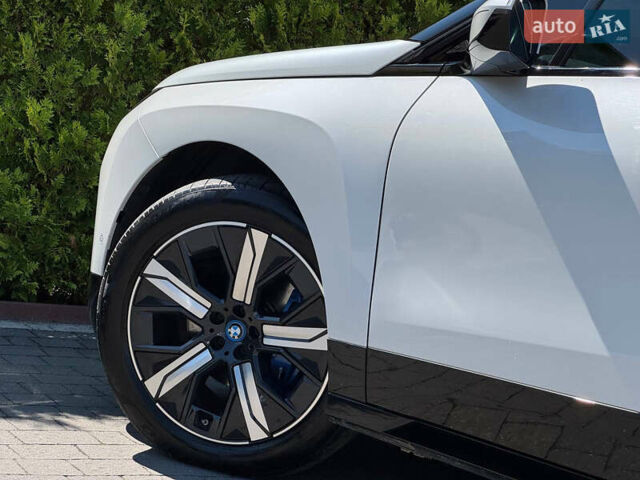 Белый БМВ iX, объемом двигателя 0 л и пробегом 64 тыс. км за 45999 $, фото 22 на Automoto.ua