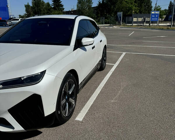 Белый БМВ iX, объемом двигателя 0 л и пробегом 48 тыс. км за 55000 $, фото 1 на Automoto.ua