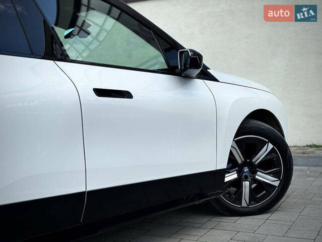 Белый БМВ iX, объемом двигателя 0 л и пробегом 70 тыс. км за 45999 $, фото 29 на Automoto.ua