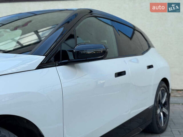 Белый БМВ iX, объемом двигателя 0 л и пробегом 70 тыс. км за 45999 $, фото 10 на Automoto.ua
