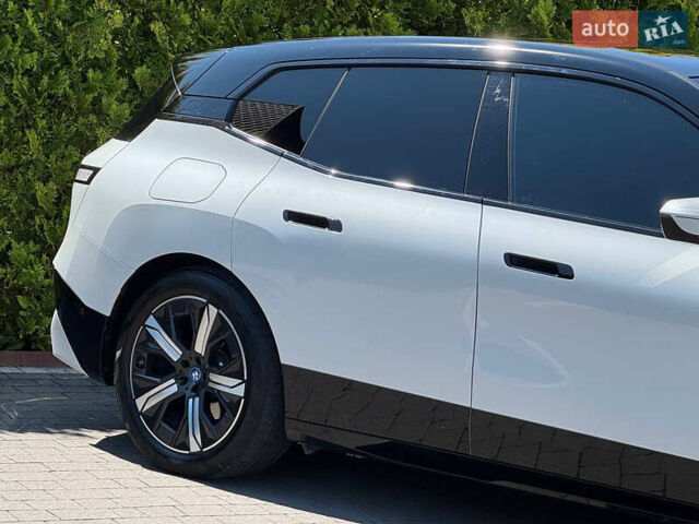 Белый БМВ iX, объемом двигателя 0 л и пробегом 64 тыс. км за 45999 $, фото 7 на Automoto.ua