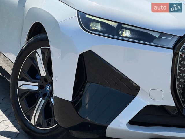 Белый БМВ iX, объемом двигателя 0 л и пробегом 64 тыс. км за 45999 $, фото 8 на Automoto.ua