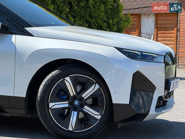 Белый БМВ iX, объемом двигателя 0 л и пробегом 64 тыс. км за 45999 $, фото 6 на Automoto.ua