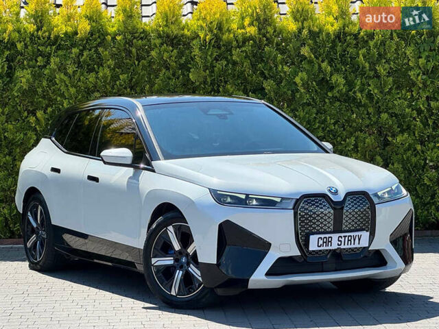 Белый БМВ iX, объемом двигателя 0 л и пробегом 64 тыс. км за 45999 $, фото 10 на Automoto.ua
