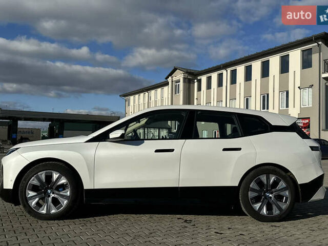 Белый БМВ iX, объемом двигателя 0 л и пробегом 20 тыс. км за 58999 $, фото 2 на Automoto.ua