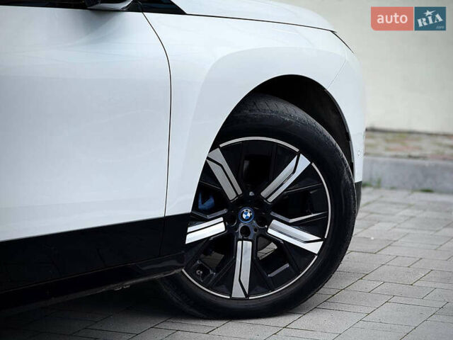Белый БМВ iX, объемом двигателя 0 л и пробегом 70 тыс. км за 45999 $, фото 30 на Automoto.ua