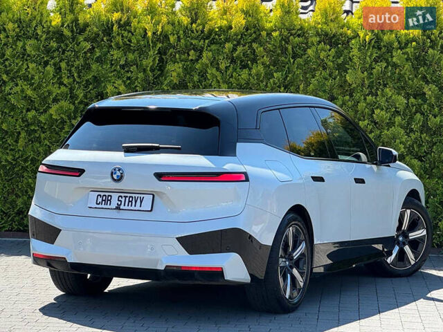 Белый БМВ iX, объемом двигателя 0 л и пробегом 64 тыс. км за 45999 $, фото 3 на Automoto.ua