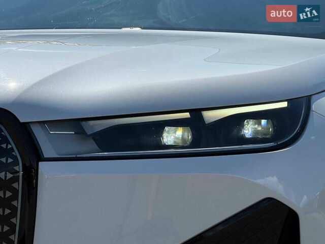 Белый БМВ iX, объемом двигателя 0 л и пробегом 64 тыс. км за 45999 $, фото 14 на Automoto.ua