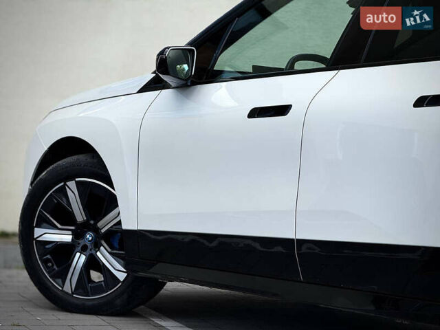 Белый БМВ iX, объемом двигателя 0 л и пробегом 70 тыс. км за 45999 $, фото 38 на Automoto.ua