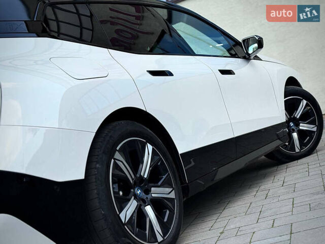 Белый БМВ iX, объемом двигателя 0 л и пробегом 70 тыс. км за 45999 $, фото 28 на Automoto.ua